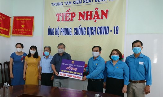 Ông Phan Xuân Quang - Chủ tịch Liên đoàn Lao động tỉnh Quảng Nam tặng quà CDC Quảng Nam. Ảnh: Phương Nguyên