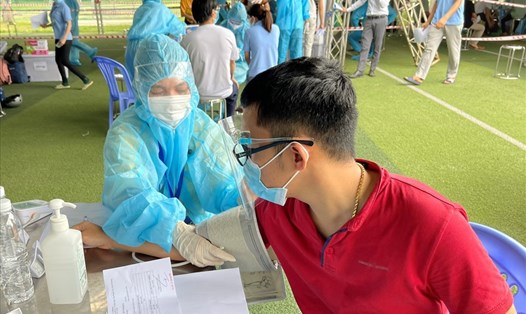 Người lao động ở doanh nghiệp sản xuất 3 tại chỗ được tiêm vaccine ngày 10.8. Ảnh: Dương Bình