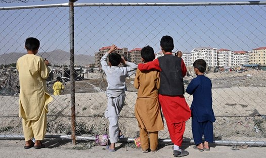 Trẻ em gần một khu trại dành cho người di dời trong nước ở thủ đô Kabul, Afghanistan. Ảnh: Tân Hoa Xã