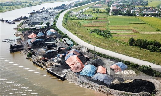 Các bãi tập kết than kéo dài hơn 3km dọc đê sông Đáy gây ô nhiễm cho hơn 1.500 hộ dân (xã Khánh Phú, huyện Yên Khánh, Ninh Bình). Ảnh: NT