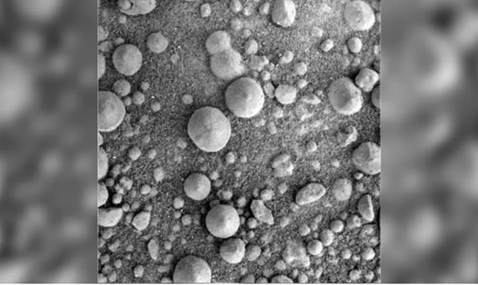 "Quả việt quất" hematit do tàu thám hiểm của NASA chụp trên sao Hỏa, tương tự một loại khoáng chất trên Trái đất. Ảnh: NASA