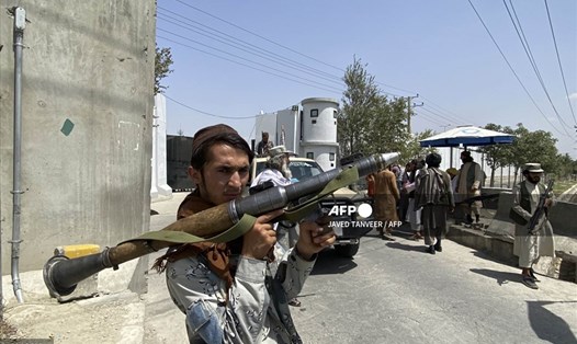 Chiến binh Taliban cầm súng chống tăng vác vai RPG bên ngoài Bộ Nội vụ ở thủ đô Kabul, Afghanistan hôm 17.8. Ảnh: AFP