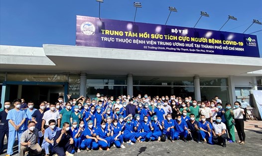Bộ trưởng Nguyễn Thanh Long và tập thể thầy thuốc Bệnh viện Trung ương Huế được chi viện cho Trung tâm Hồi sức tích cực tại TPHCM. Ảnh: Bộ Y tế