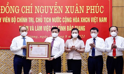 Chủ tịch nước Nguyễn Xuân Phúc tặng Huân chương Lao động hạng Ba cho tỉnh Bắc Giang. Ảnh: TTXVN.