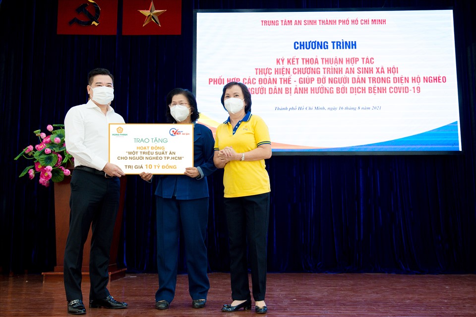 Ông Nguyễn Đình Trung trao biểu trưng 10 tỷ đồng cho bà Vũ Kim Hạnh - Chủ tịch Hội Doanh nghiệp Hàng Việt Nam chất lượng cao, đại diện ban tổ chức chương trình "Vòng tay Việt - Sài Gòn" và bà Cao Thị Ngọc Dung - đại diện tổ chức thiện nguyện "Vòng Tay Việt"