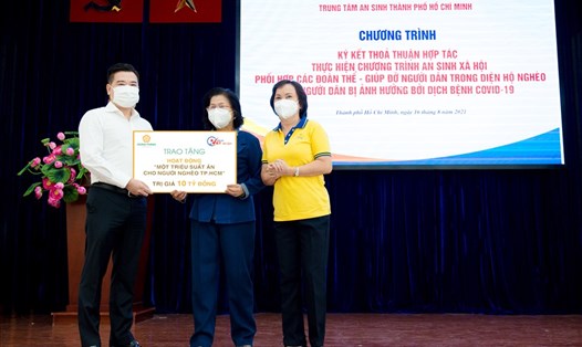 Ông Nguyễn Đình Trung trao biểu trưng 10 tỷ đồng cho bà Vũ Kim Hạnh - Chủ tịch Hội Doanh nghiệp Hàng Việt Nam chất lượng cao, đại diện ban tổ chức chương trình "Vòng tay Việt - Sài Gòn" và bà Cao Thị Ngọc Dung - đại diện tổ chức thiện nguyện "Vòng Tay Việt"