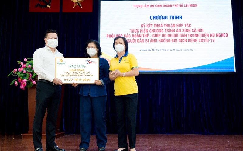 Ông Nguyễn Đình Trung trao biểu trưng 10 tỷ đồng cho bà Vũ Kim Hạnh - Chủ tịch Hội Doanh nghiệp Hàng Việt Nam chất lượng cao, đại diện ban tổ chức chương trình "Vòng tay Việt - Sài Gòn" và bà Cao Thị Ngọc Dung - đại diện tổ chức thiện nguyện "Vòng Tay Việt"