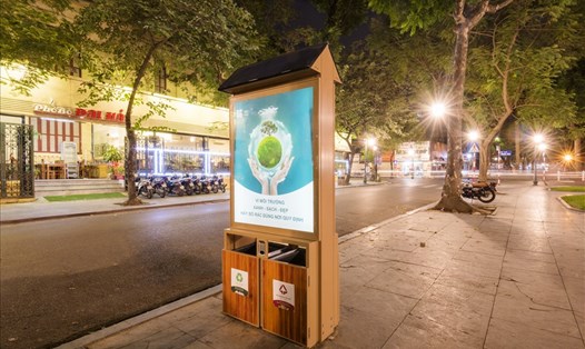 Các thùng rác công nghệ còn có tác dụng bổ sung ánh sáng cho thành phố về đêm.