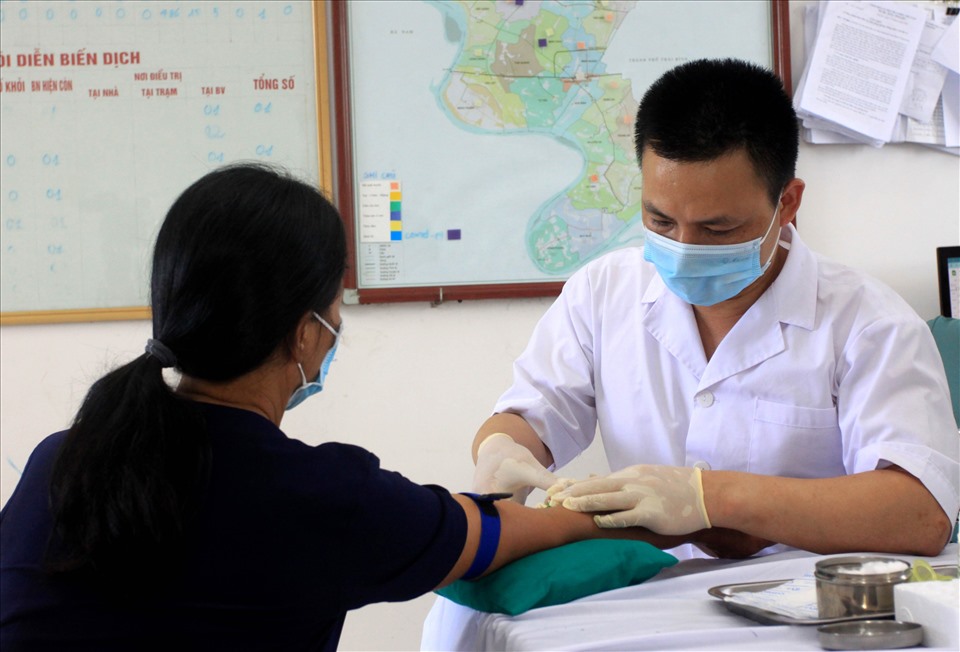 Các tình nguyện viên đầu tiên tiêm thử nghiệm mũi 1 vaccine COVIVAC giai đoạn 2 tại Trung tâm y tế huyện Vũ Thư (tỉnh Thái Bình). Ảnh: T.D