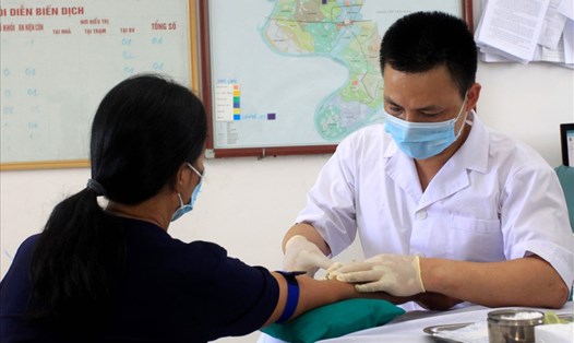 Các tình nguyện viên đầu tiên tiêm thử nghiệm mũi 1 vaccine COVIVAC giai đoạn 2 tại Trung tâm y tế huyện Vũ Thư (tỉnh Thái Bình). Ảnh: T.D