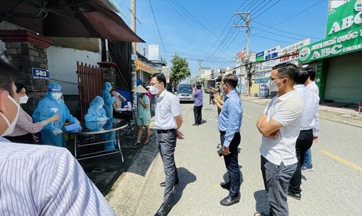 Đoàn công tác Bộ Y tế và CDC Đồng Nai giám sát hoạt động lấy mẫu xét nghiệm diện rộng tại phường Phước Tân, TP.Biên Hoà, Đồng Nai.
