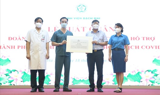 Ông Phan Văn Anh, Phó Chủ tịch Tổng Liên đoàn Lao động Việt Nam (thứ 2 từ trái qua) trao hỗ trợ 200 triệu đồng tới đoàn công tác. Ảnh: Bảo Hân