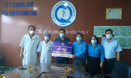 Ông Phan Xuân Quang-Chủ tịch LĐLĐ tỉnh tặng quà Bệnh viện Đa khoa tỉnh Quảng Nam. Ảnh: Phương Nguyên
