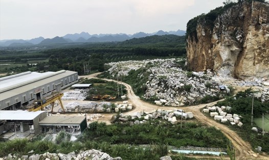 Công trường khai thác và nhà xưởng chế biến đá của Công ty TNHH Toàn Thắng tại huyện Quỳ Hợp (Nghệ An). Ảnh: HĐ