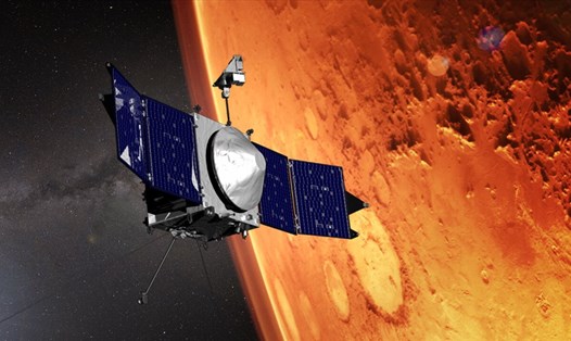 Tàu vũ trụ MAVEN của NASA và rìa sao Hỏa. Ảnh: NASA/Goddard
