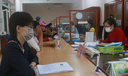 Người lao động ở Đắk Lắk đi làm thủ tục nhận trợ cấp thất nghiệp trong mùa dịch COVID-19. Ảnh minh họa: Bảo Trung