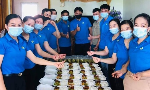 Cán bộ công đoàn huyện Nghĩa Đàn (Nghệ An) thực hiện suất cơm yêu thương ủng hộ phòng chống dịch COVID-19. Ảnh: PV