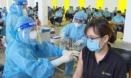 Tiêm vaccine phòng COVID-19 cho người lao động trên địa bàn tỉnh Trà Vinh. Ảnh: Trí Dũng