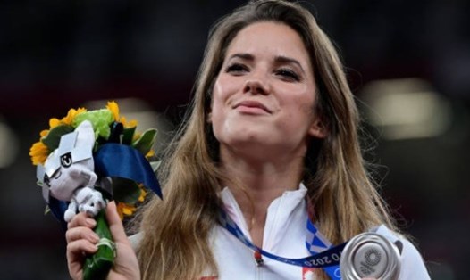 Maria Andrejczyk đã có hành động cao đẹp khi đấu giá Huy chương Bạc Olympic Tokyo 2020 để giúp một cậu bé bị bệnh tim. Ảnh: AFP
