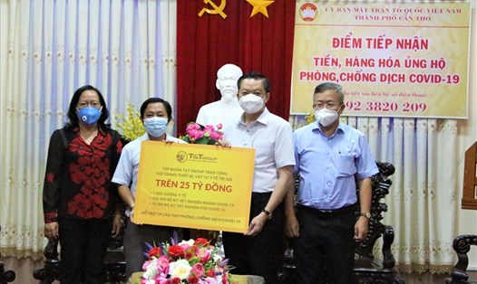 Đại diện Tập đoàn T&T Group trao tặng gói trang thiết bị, vật tư y tế trị giá trên 25 tỉ đồng cho ông Dương Tấn Hiển, Phó Chủ tịch Thường trực UBND TP Cần Thơ (thứ hai từ phải sang). Ảnh: T&T
