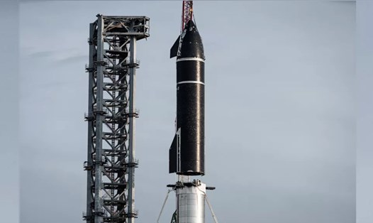 Tàu Starship và tên lửa Super Heavy khi xếp chồng lên nhau cao gần 120m. Ảnh: SpaceX