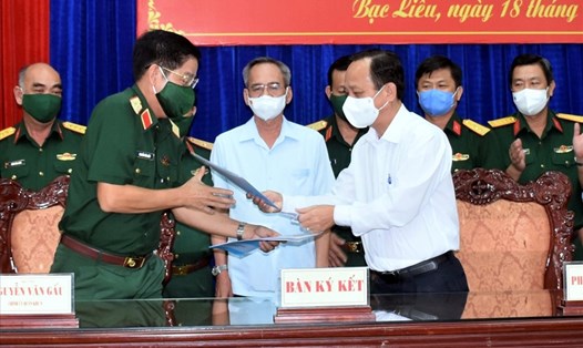 Quân khu 9 và UBND tỉnh Bạc Liêu ký kết kế hoạch giúp thu hoạch vận chuyển tiêu thụ nông sản. Ảnh: Nhật Hồ