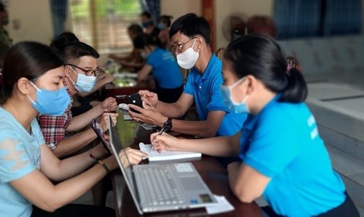 Cán bộ BHXH tỉnh Phú Thọ hướng dẫn người dân cài đặt ứng dụng VssID-BHXH số. Nguồn: BHPT