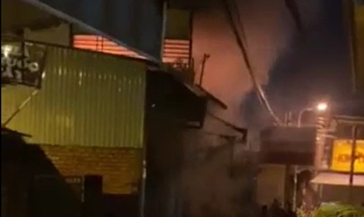Hỏa hoạn ở Bình Dương, 5 người bên trong căn nhà  bị cháy được cứu ra ngoài