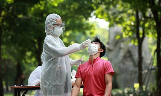Cán bộ y tế lấy mẫu xét nghiệm COVID-19 cho người dân tại Hà Nội. Ảnh: Hải Nguyễn