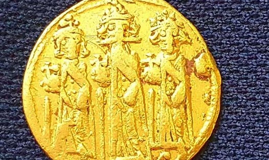 Đồng tiền vàng cổ có in hình Hoàng đế Đông La Mã và các con trai. Ảnh: Tân Hoa Xã