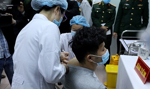 Tiêm vaccine Nanocovax cho tình nguyện viên ở Việt Nam. Ảnh: AFP