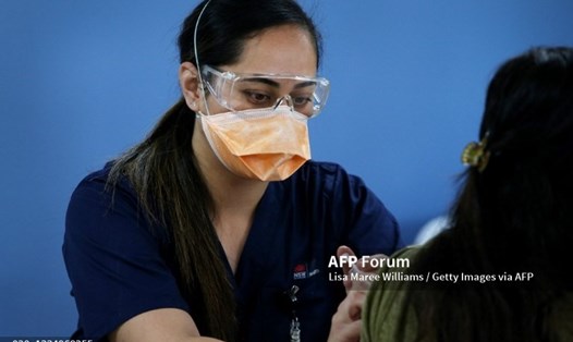 Nhân viên y tế đang tiêm vaccine Pfizer cho khách hàng vào ngày 19.8 ở Sydney, NSW, Australia. Ảnh: AFP