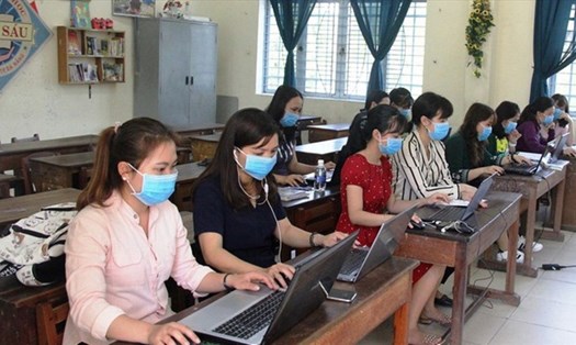 Giáo viên tổ chức dạy học trực tuyến để phòng chống dịch COVID-19. Ảnh T.T