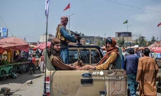 Chiến binh Taliban tuần hành trên đường phố sau khi tiếp quản thủ đô Kabul ở Afghanistan, ngày 17.8. Ảnh: AFP