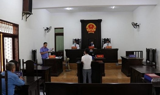 Phiên toà xét xử Nguyễn Văn Cường vì đánh cán bộ tại chốt kiểm soát phòng chống dịch COVID-19 của Trung tâm Y tế huyện Đoan Hùng. Ảnh: Nam Anh