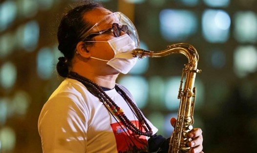 Nghệ sĩ saxophone Trần Mạnh Tuấn biểu diễn tặng các bệnh nhân F0 tại các bệnh viện dã chiến. Ảnh: NSCC.