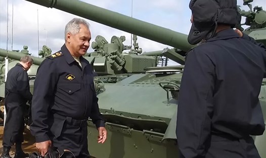 Bộ trưởng Quốc phòng Nga Sergei Shoigu kiểm tra đường đua xe tăng Army Games 2021. Ảnh chụp màn hình