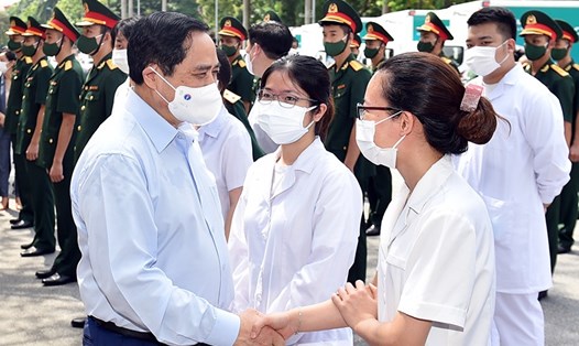 Thủ tướng Phạm Minh Chính động viên đội ngũ y bác sĩ tại lễ phát động chiến dịch tiêm chủng vaccine phòng chống COVID-19 trên toàn quốc, ngày 10.7. Ảnh: VGP