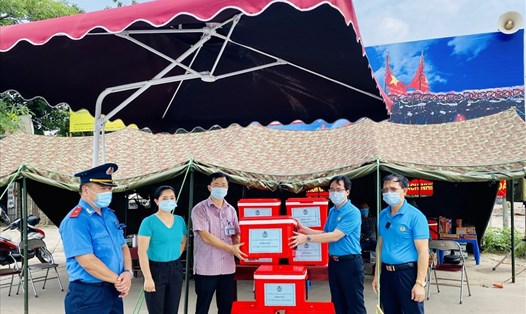 Liên đoàn Lao động quận Bắc Từ Liêm  thăm và trao tặng thùng giữ nhiệt cho các chốt trực phòng, chống dịch bệnh COVID-19. Ảnh: CĐQ