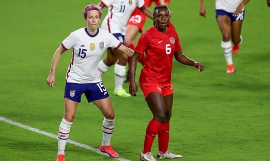 Tuyển Mỹ (áo trắng) được đánh giá cao hơn hẳn tuyển Canada tại trận bán kết 1 bóng đá nữ Olympic Tokyo 2020. Ảnh: Twitter.