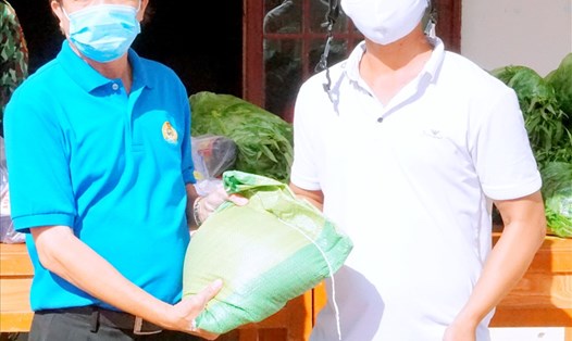 Chủ tịch LĐLĐ tỉnh  Bạc Liêu Nguyễn Văn Khanh, trao quà cho người lao động tại "Gian hàng 0 đồng" tổ chức tại huyện Đông Hải, tỉnh Bạc Liêu. Ảnh: Lộc Tới