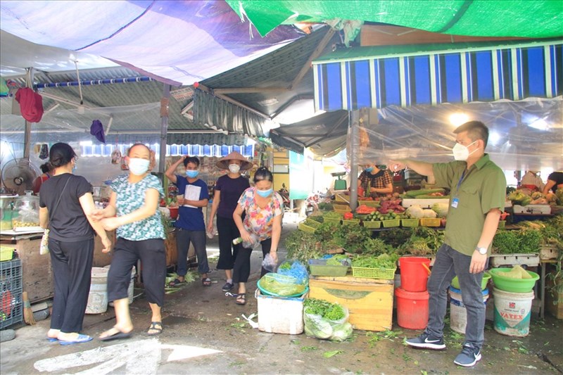 Chợ dân sinh đông đúc sau thông tin hàng trăm siêu thị Vinmart tiếp xúc F0