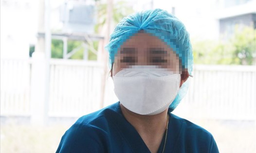 Chị P.T. - nữ nhân viên y tế Đà Nẵng khẳng định mình bị Phó Chánh văn phòng Đoàn ĐBQH và HĐND Đà Nẵng tát vào mặt chứ không phải gạt tay trúng mặt. Ảnh: TT