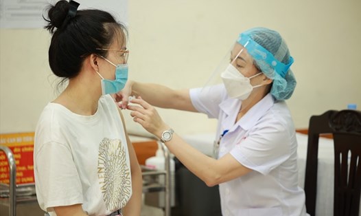 Hà Nội triển khai tiêm chủng vaccine COVID-19. Ảnh: Hải Nguyễn