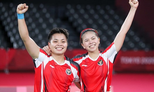 Greysia Polli (phải) cùng Apriyani giúp Indonesia có được tấm Huy chương vàng đầu tiên ở Olympic Tokyo 2020. Ảnh: BMF.