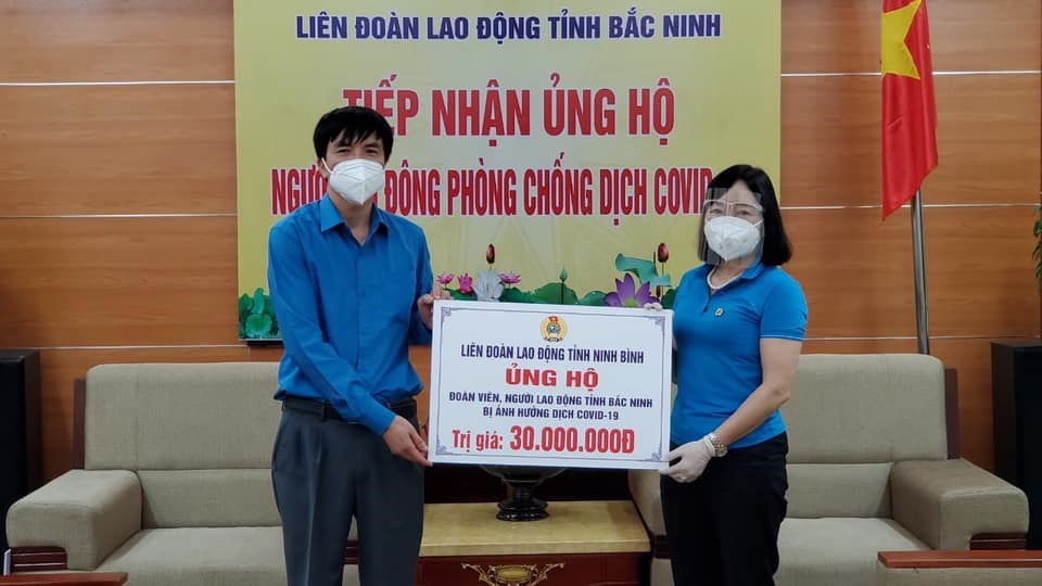 Bà Nguyễn Thị Vân Hà - Chủ tịch LĐLĐ tỉnh Bắc Ninh tiếp nhận ủng hộ của LĐLĐ tỉnh Ninh Bình. Ảnh: CĐBN