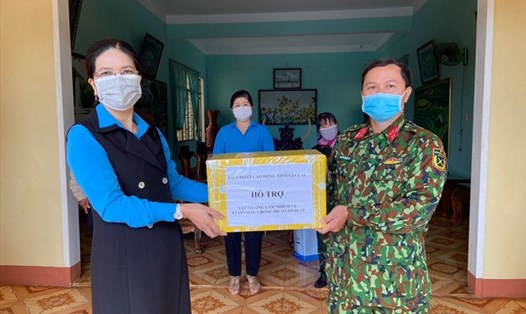 Bà Trần Lệ Nhung - Chủ tịch LĐLĐ tỉnh Gia Lai tặng quà, động viên lực lượng tuyến đầu chống dịch. Ảnh T.T