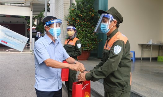 Phó Chủ tịch Liên đoàn Lao động Thành phố Hà Nội Ngô Văn Tuyến trao hỗ trợ cho công nhân lao động từ Chương trình "Xe buýt siêu thị 0 đồng" ngày 2.8. Ảnh: Ngọc Ánh