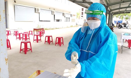 Dù bị hành hung nhưng chị T. và các đồng nghiệp của mình vẫn đang tiếp tục công việc chống dịch COVID-19 tại Đà Nẵng. Ảnh: TT