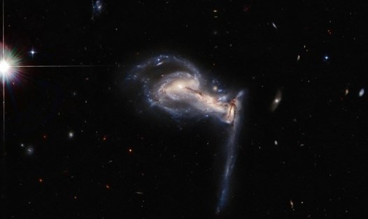 Kính thiên văn Hubble đã chụp được hình ảnh về "cuộc chiến" giữa 3 thiên hà. Ảnh: NASA/ESA